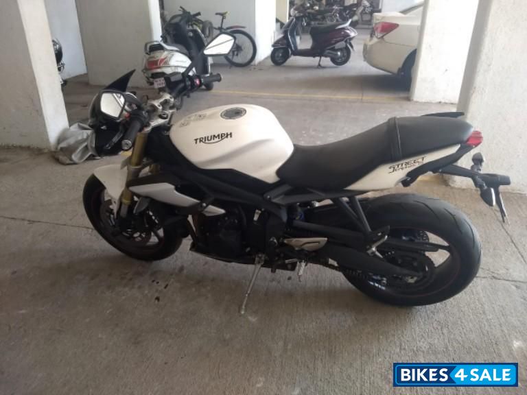 Crystal White Triumph Street Triple