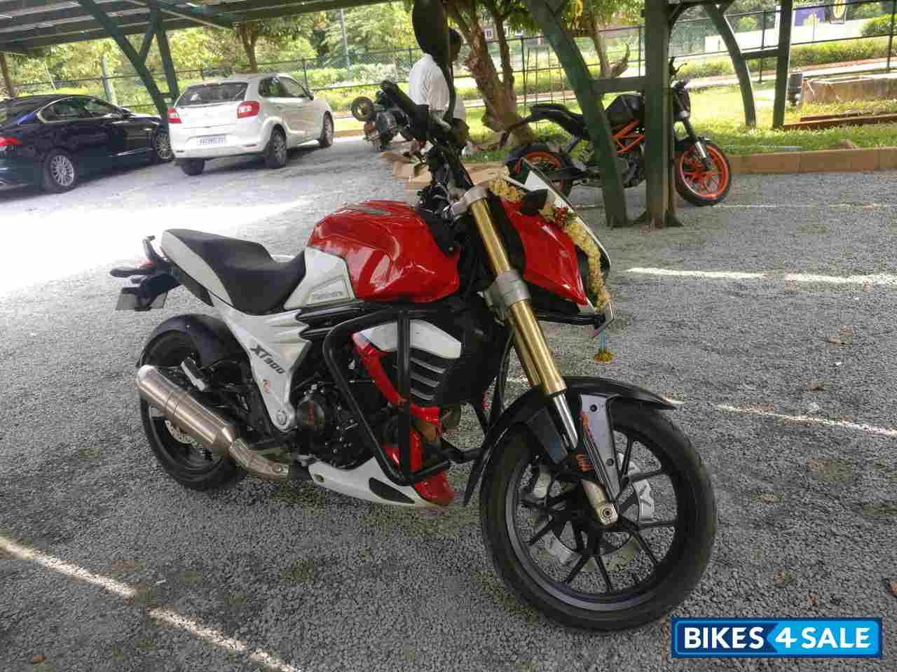Mahindra Mojo XT 300