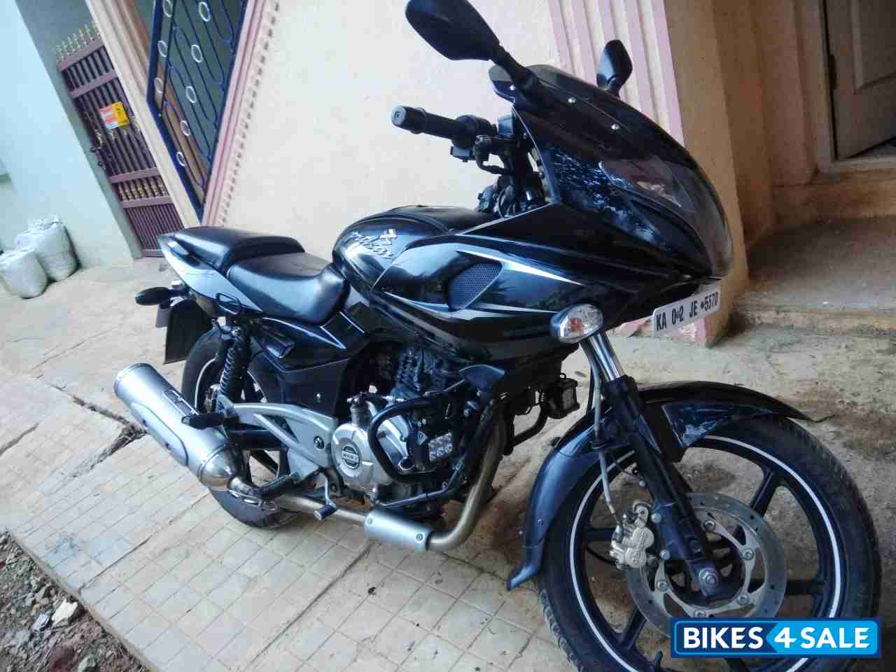 Bajaj Pulsar 220F