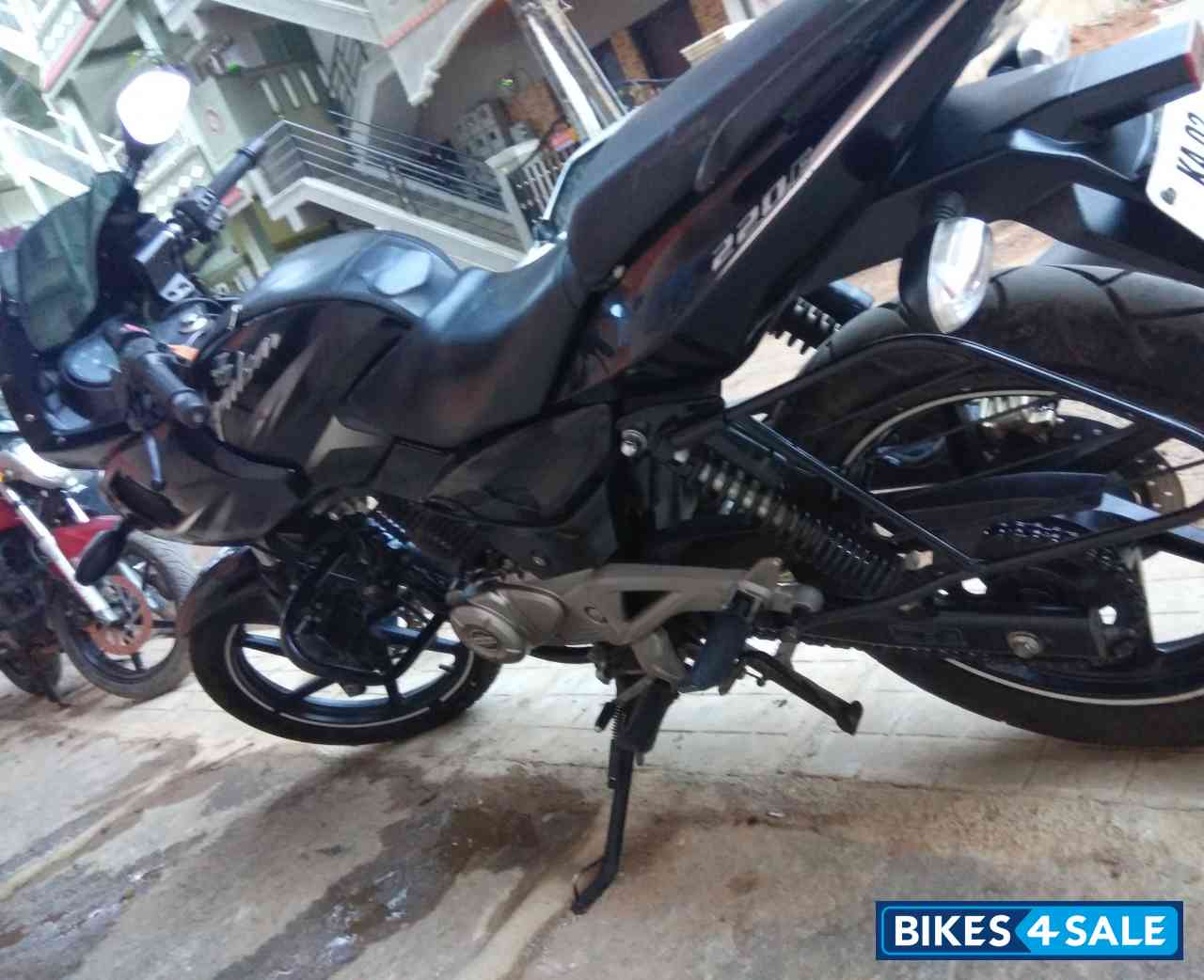 Bajaj Pulsar 220F