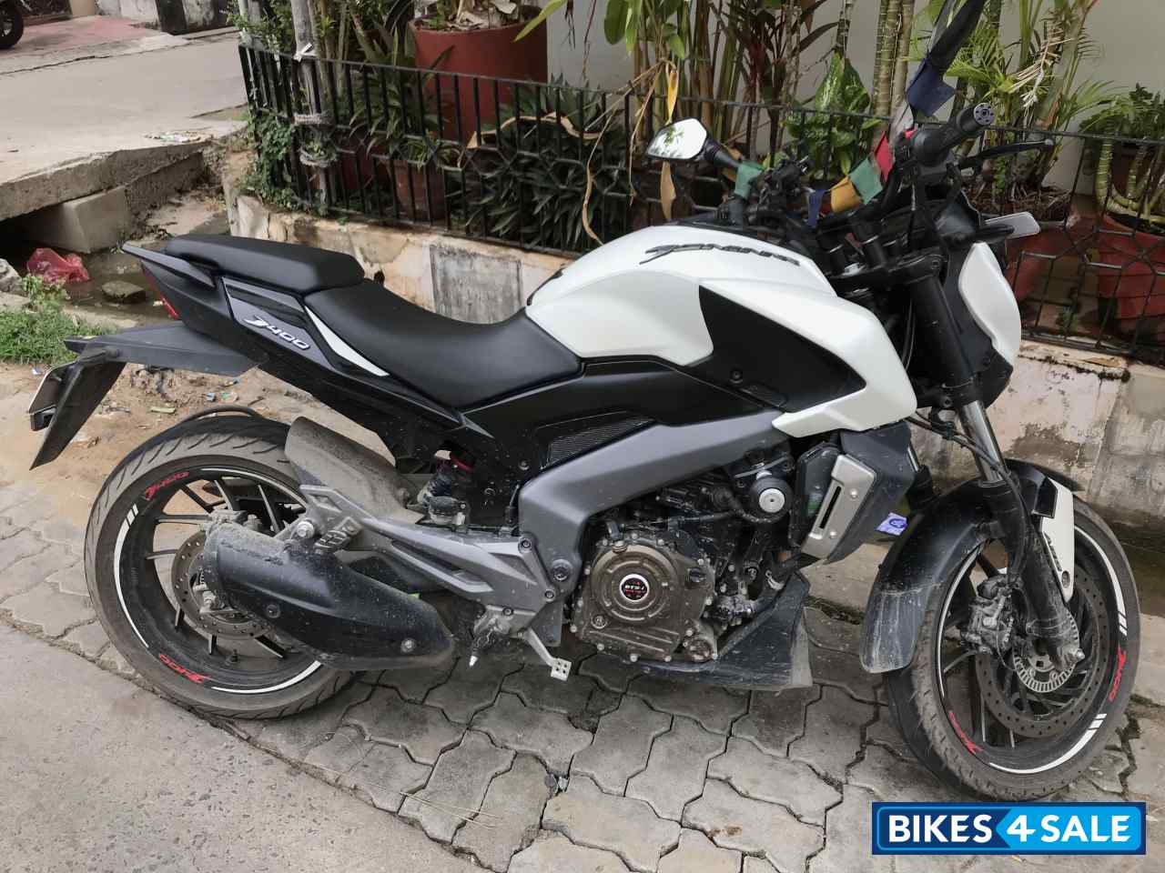 Moon White Bajaj Dominar 400 Disc