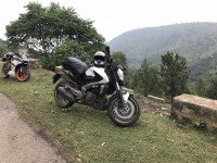Moon White Bajaj Dominar 400 Disc