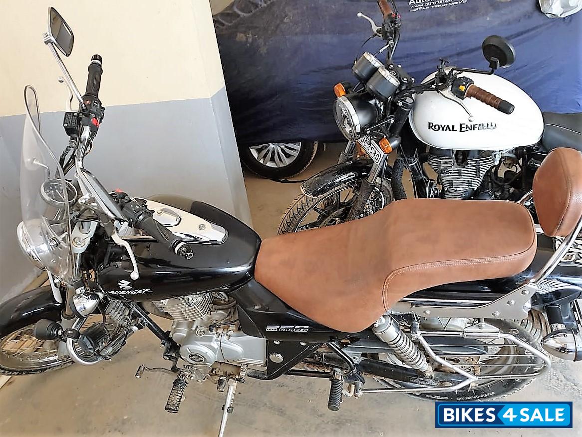 Black Bajaj Avenger 220 DTS-i