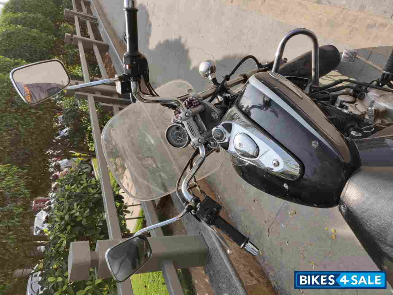 Divine Black Bajaj Avenger Cruise 220 Divine Black Bajaj Avenger Cruise 220