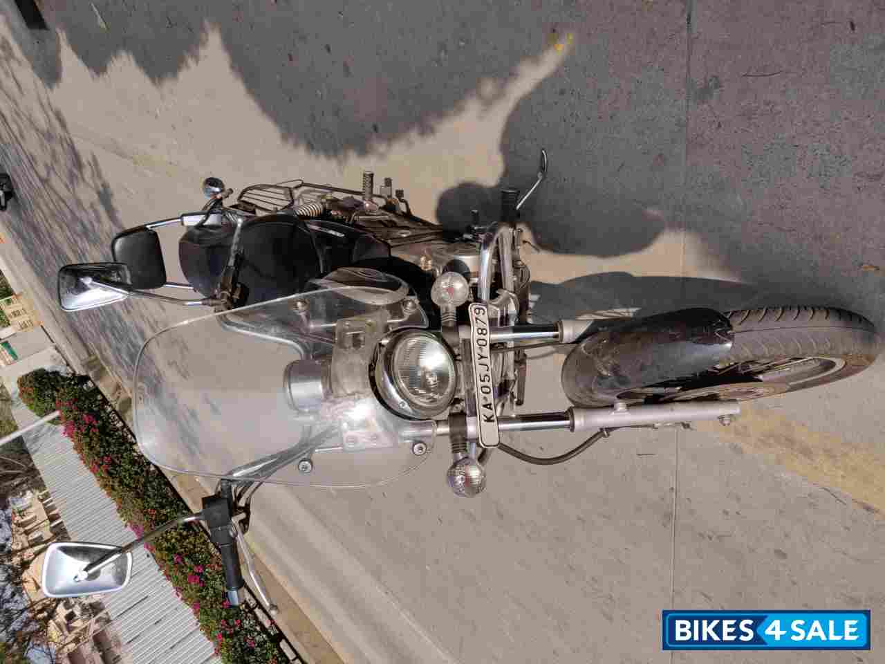 Divine Black Bajaj Avenger Cruise 220 Divine Black Bajaj Avenger Cruise 220