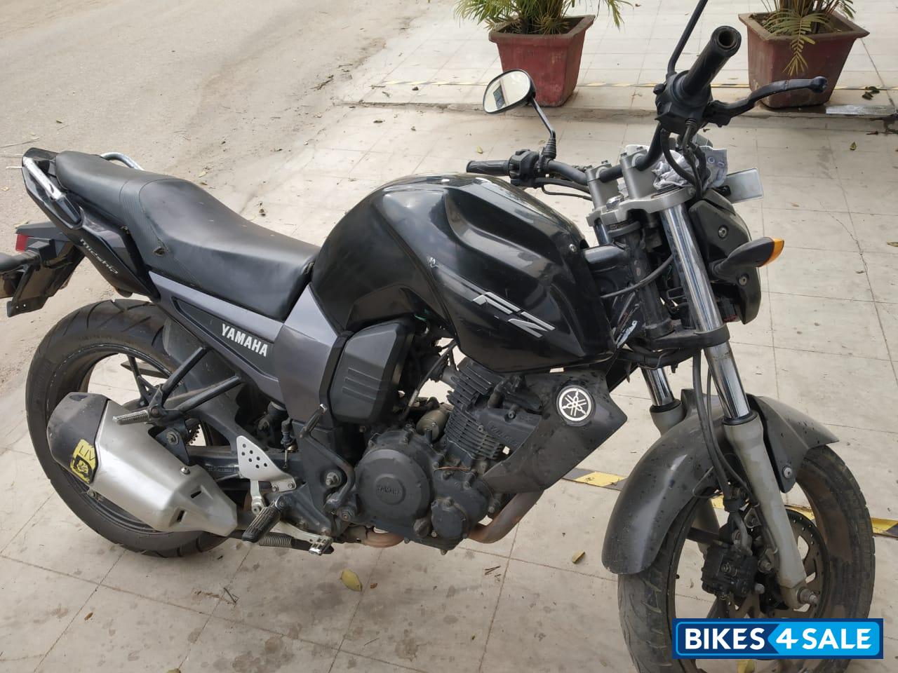 Black Yamaha FZ16