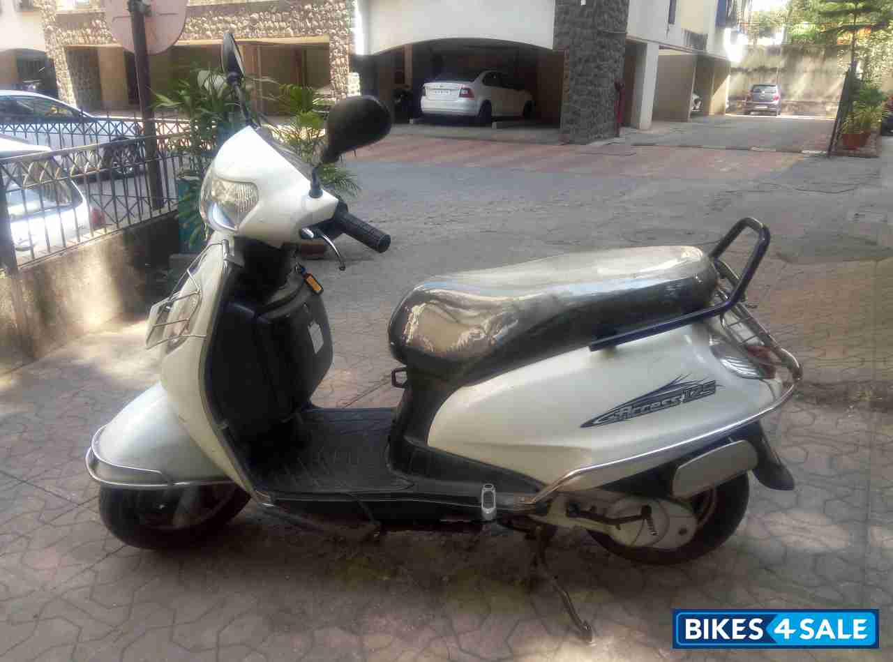 White Suzuki Access 125