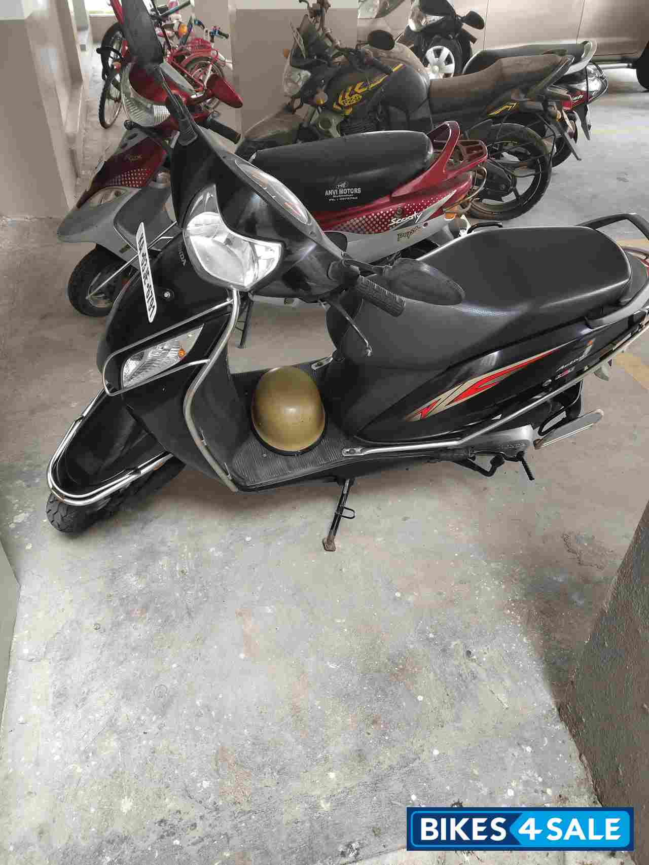 Black Honda Activa i
