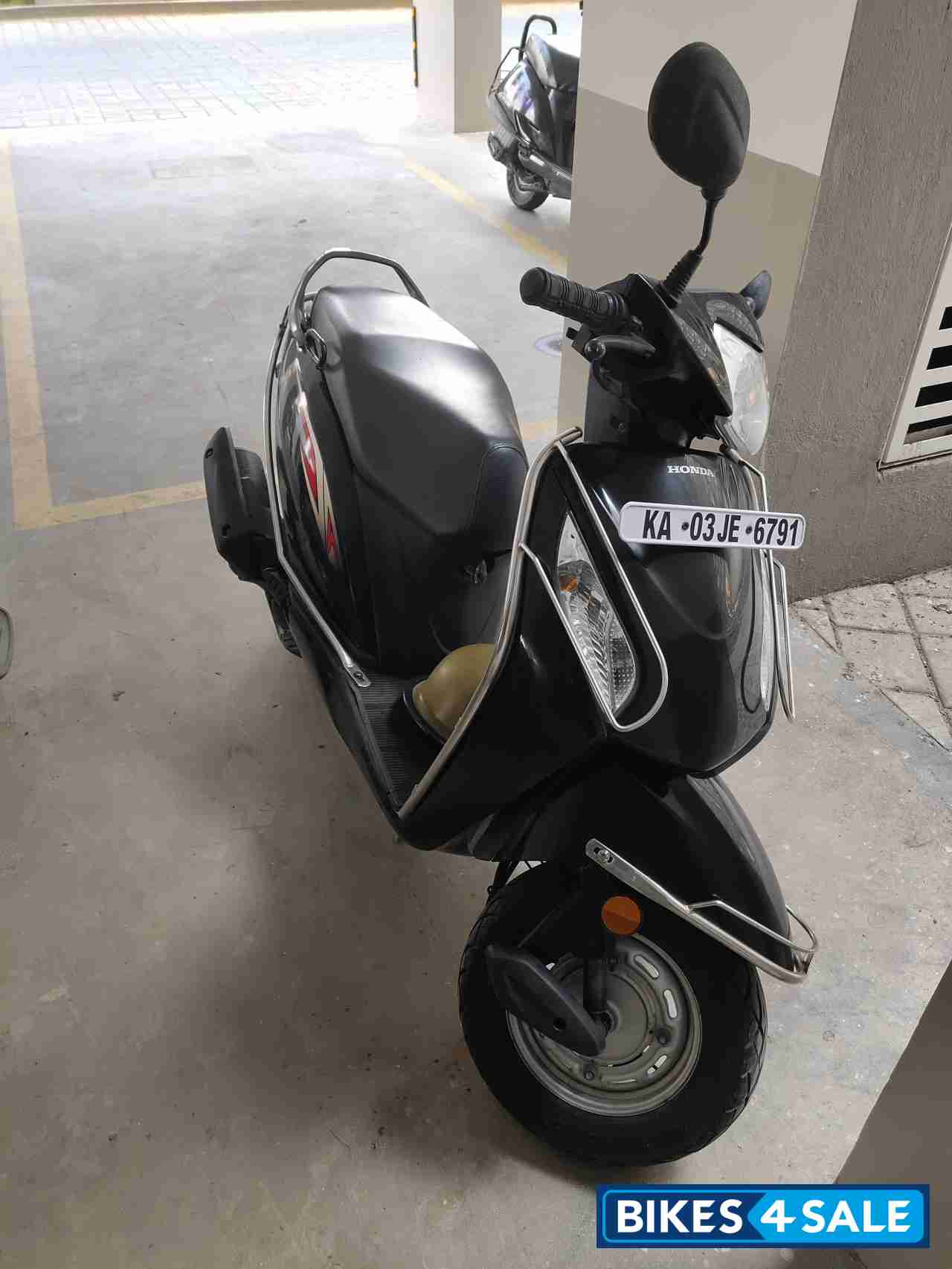 Black Honda Activa i
