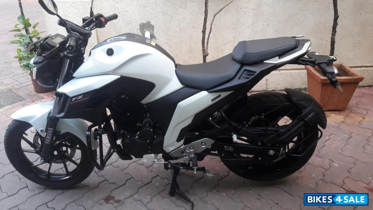 White Yamaha FZ25