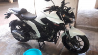 White Yamaha FZ25