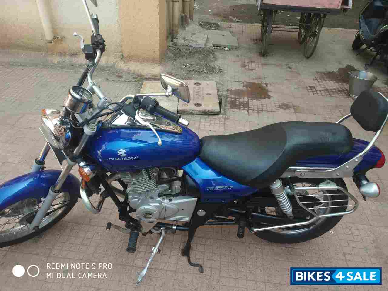 Blue Bajaj Avenger 220 DTS-i