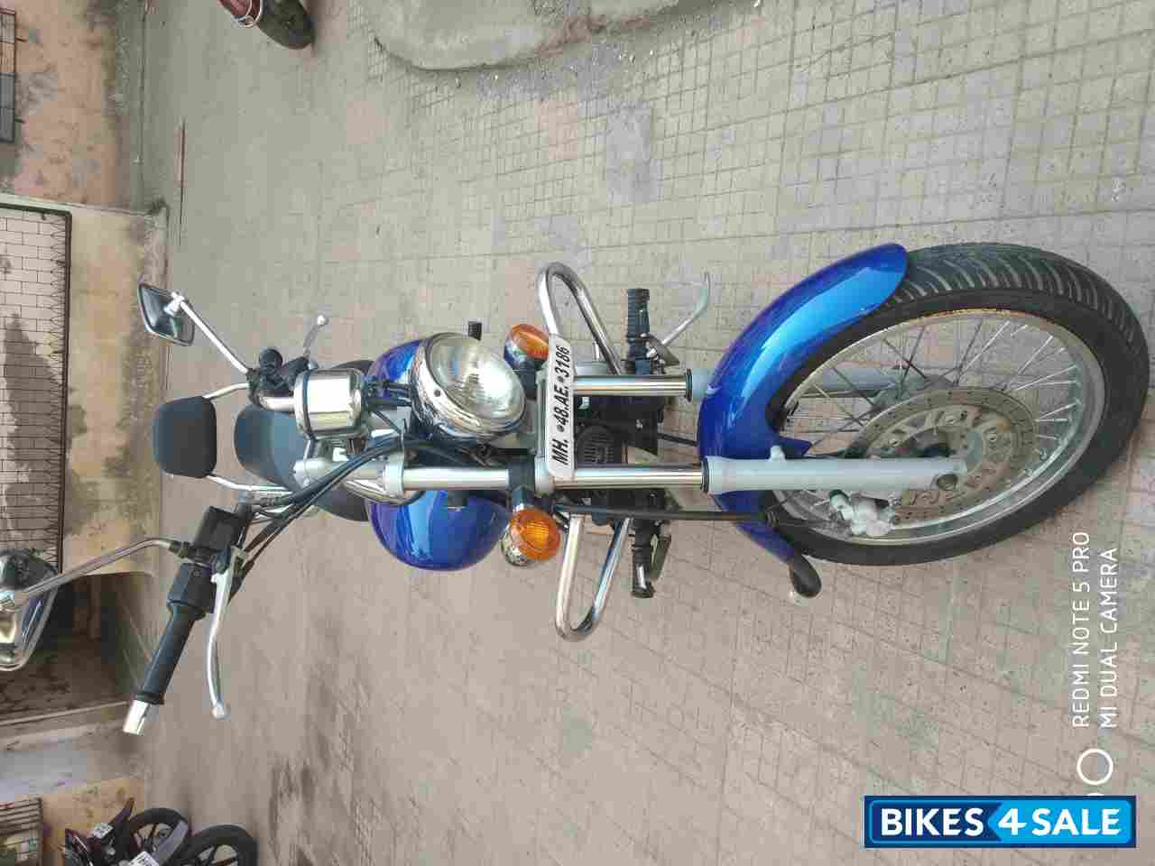 Blue Bajaj Avenger 220 DTS-i Blue Bajaj Avenger 220 DTS-i