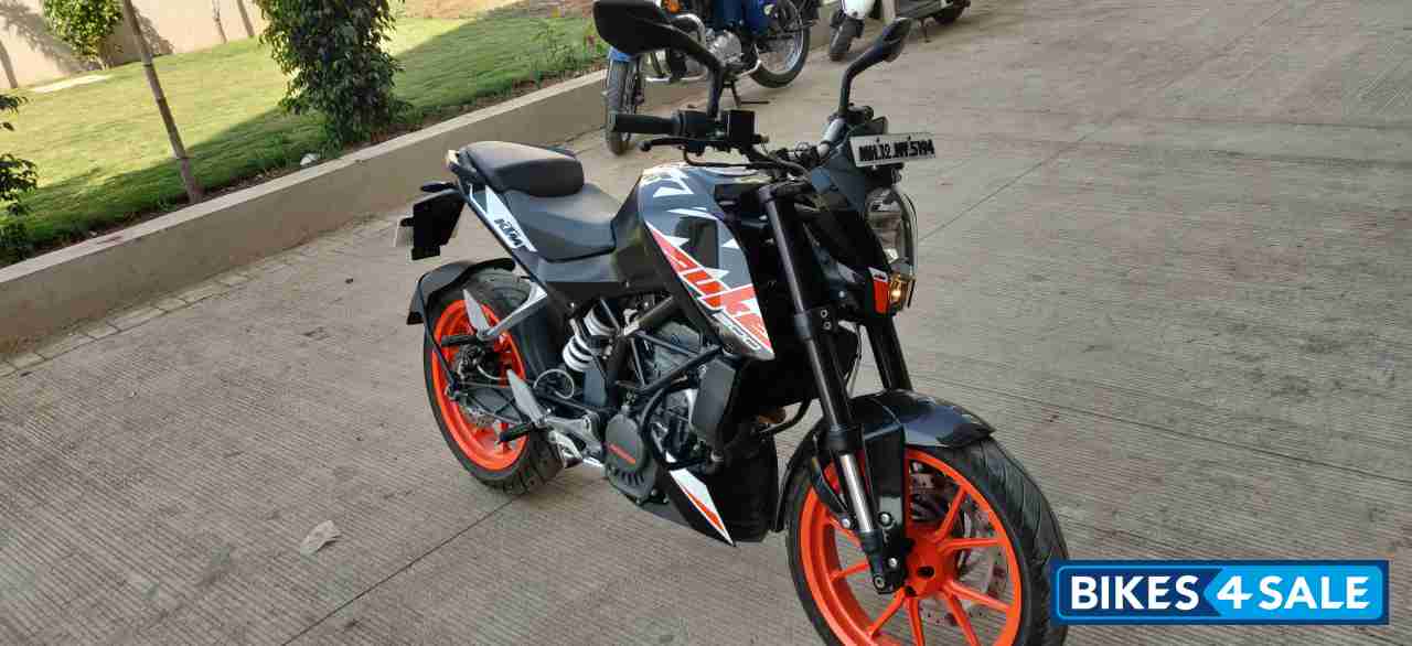Black KTM Duke 200