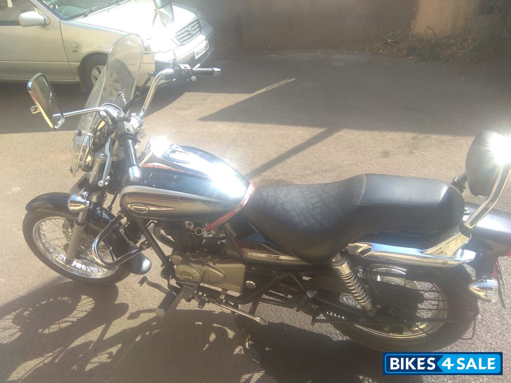 Black Bajaj Avenger Cruise 220