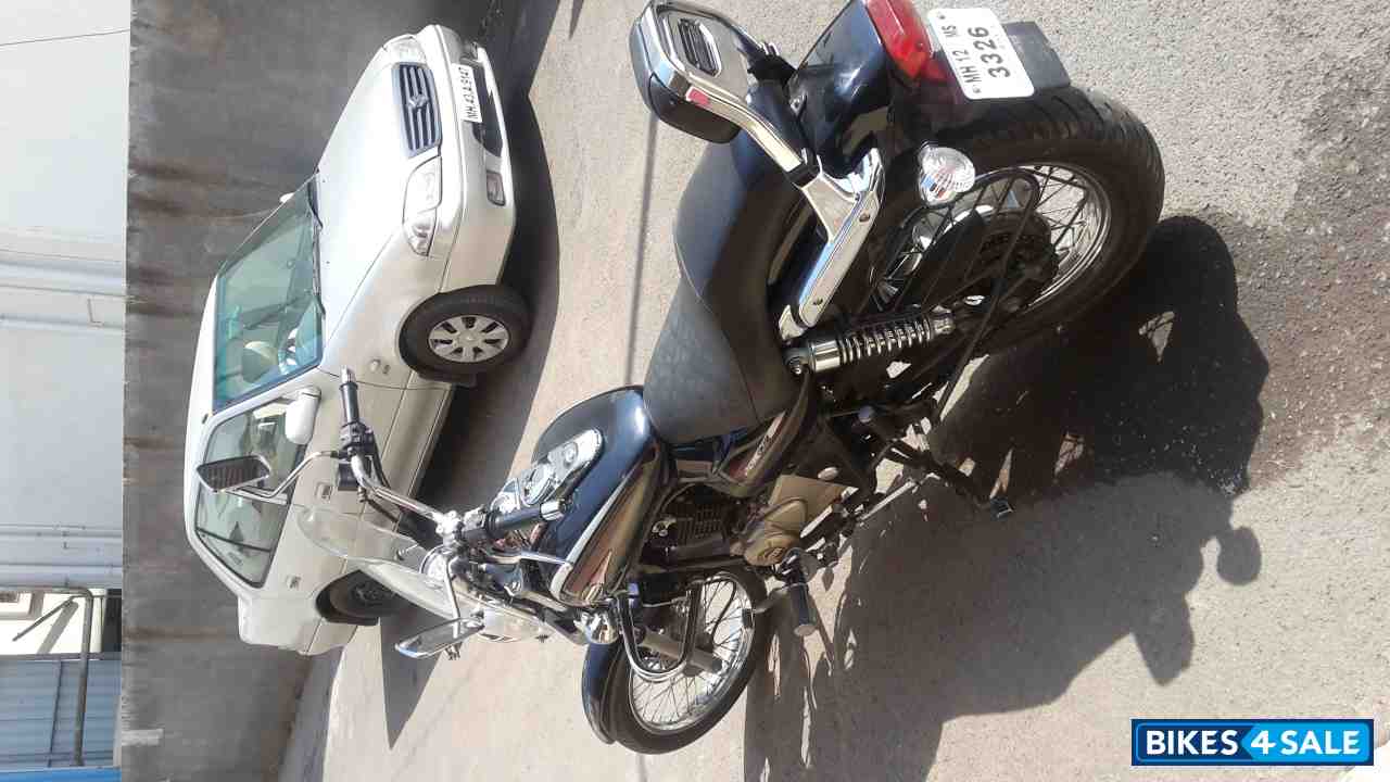 Black Bajaj Avenger Cruise 220 Black Bajaj Avenger Cruise 220