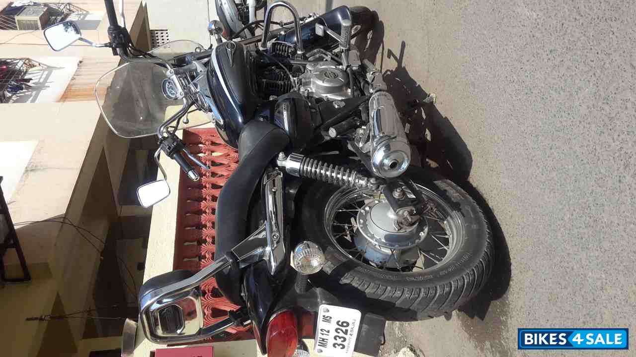 Black Bajaj Avenger Cruise 220 Black Bajaj Avenger Cruise 220