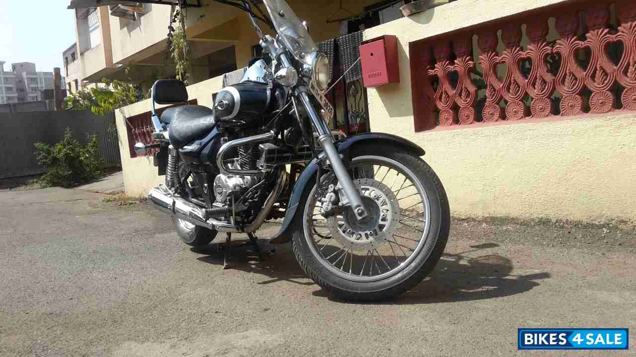 Black Bajaj Avenger Cruise 220 Black Bajaj Avenger Cruise 220