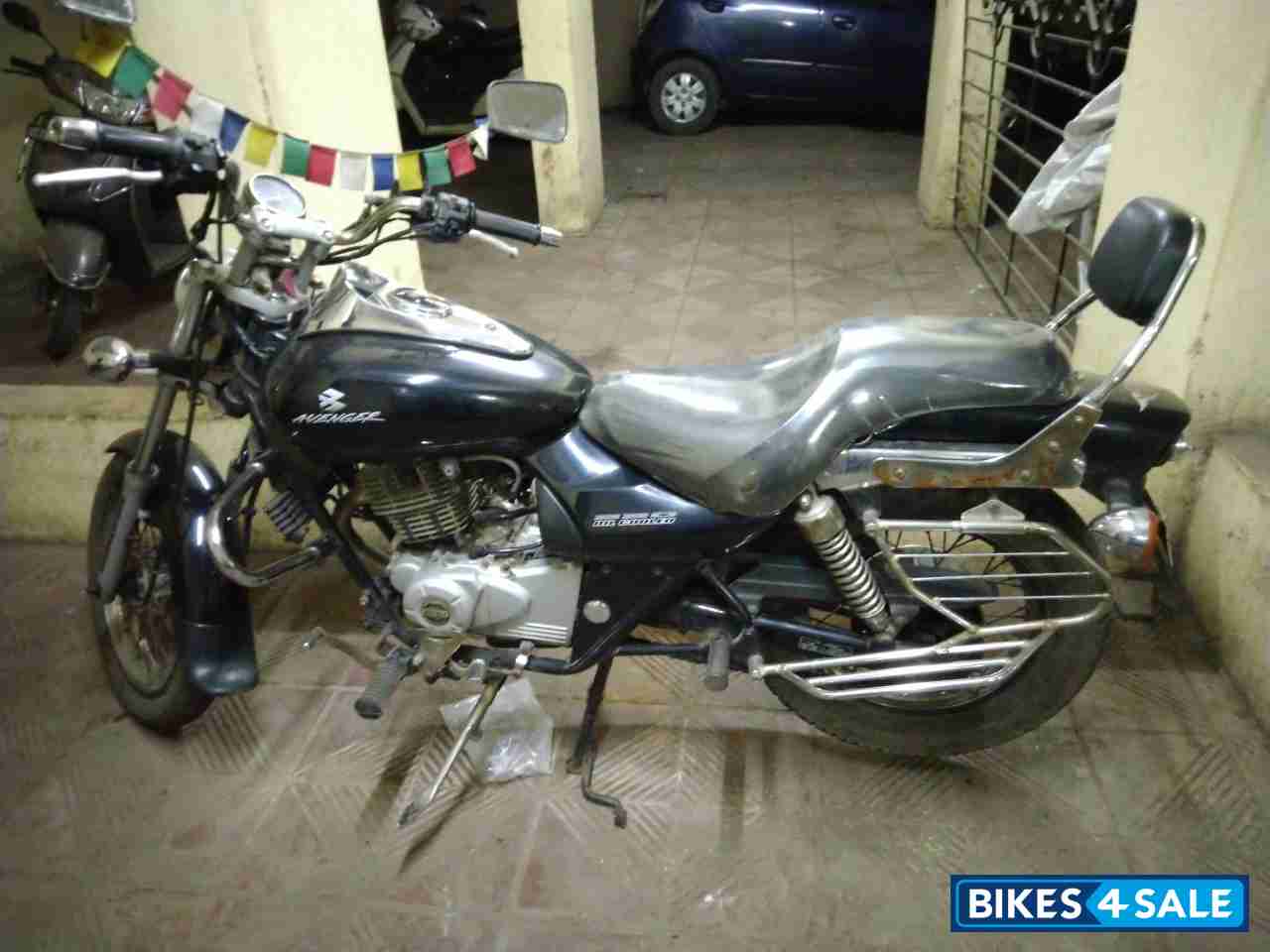 Black Bajaj Avenger 220 DTS-i