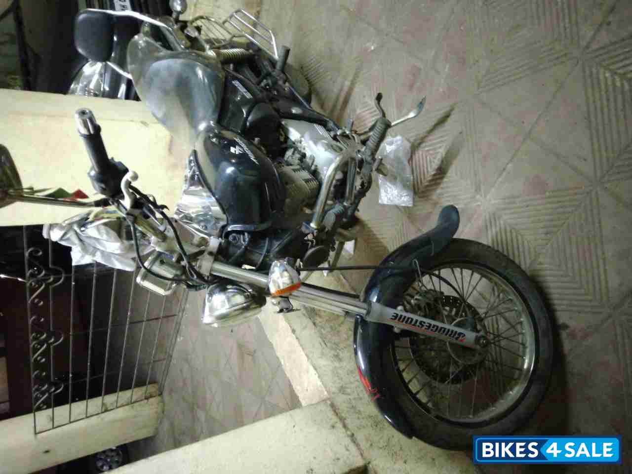 Black Bajaj Avenger 220 DTS-i