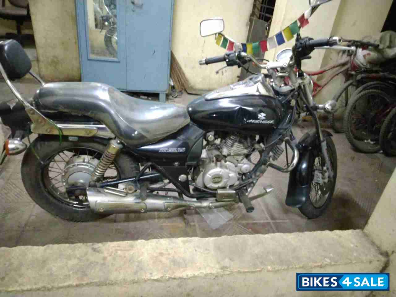 Black Bajaj Avenger 220 DTS-i