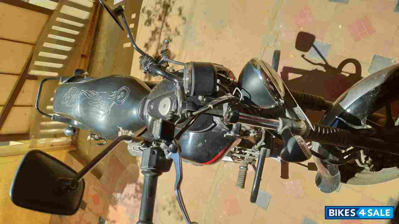 Black Bajaj Avenger Street 220 Black Bajaj Avenger Street 220