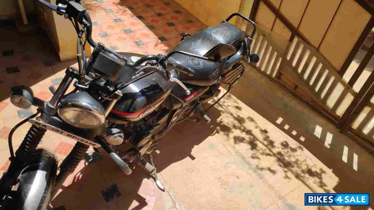Black Bajaj Avenger Street 220 Black Bajaj Avenger Street 220
