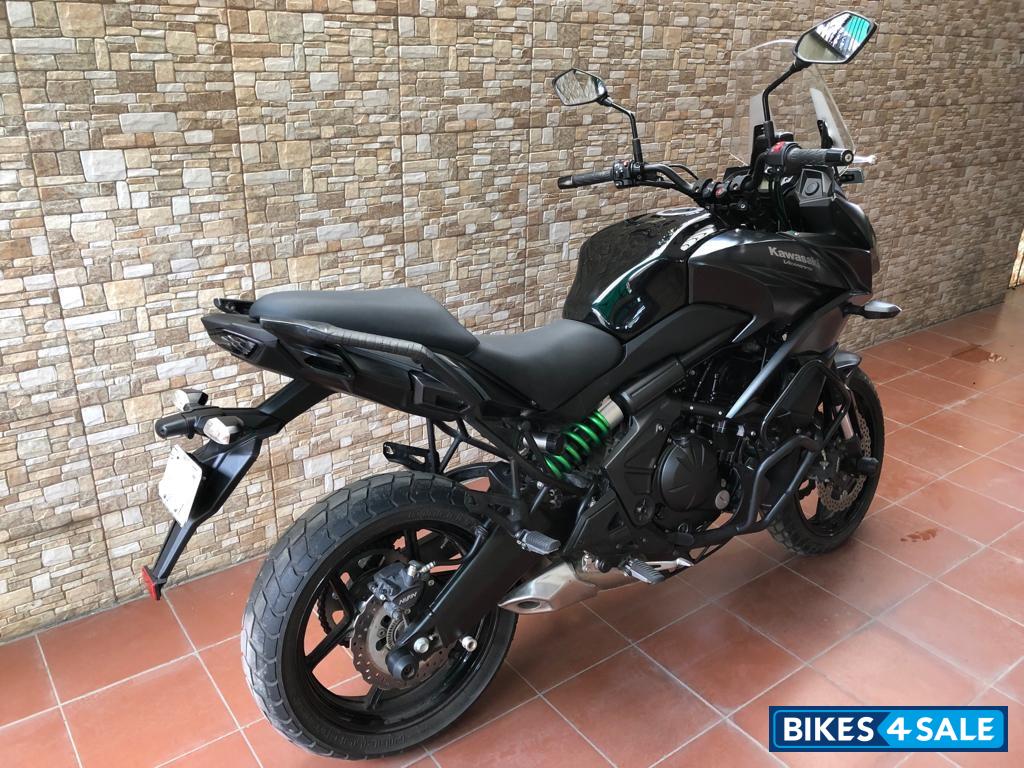Black Kawasaki Versys 650