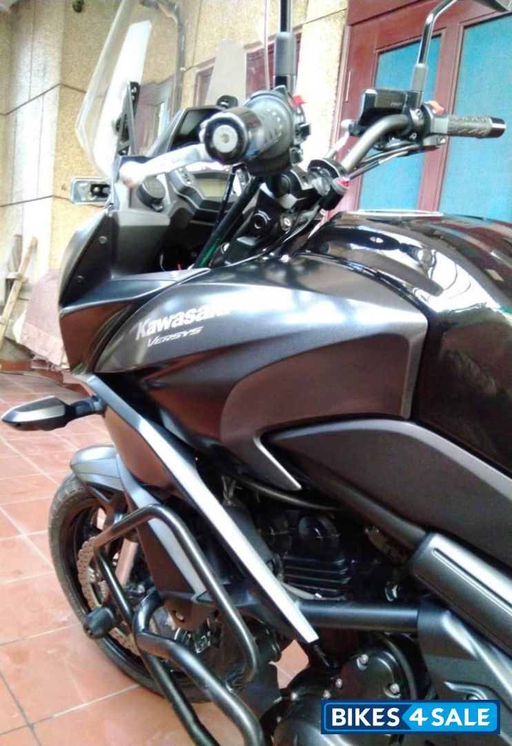 Black Kawasaki Versys 650