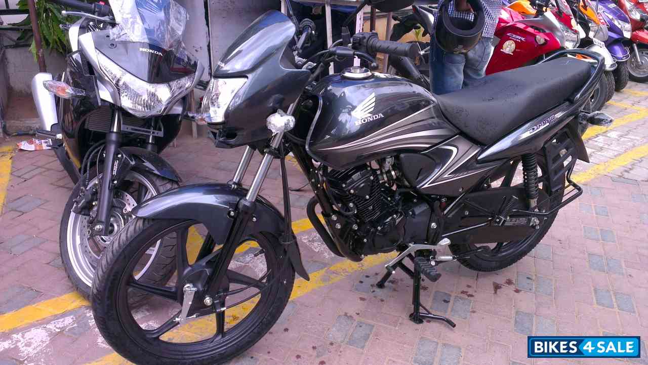 Metallic Grey Honda Dream Yuga