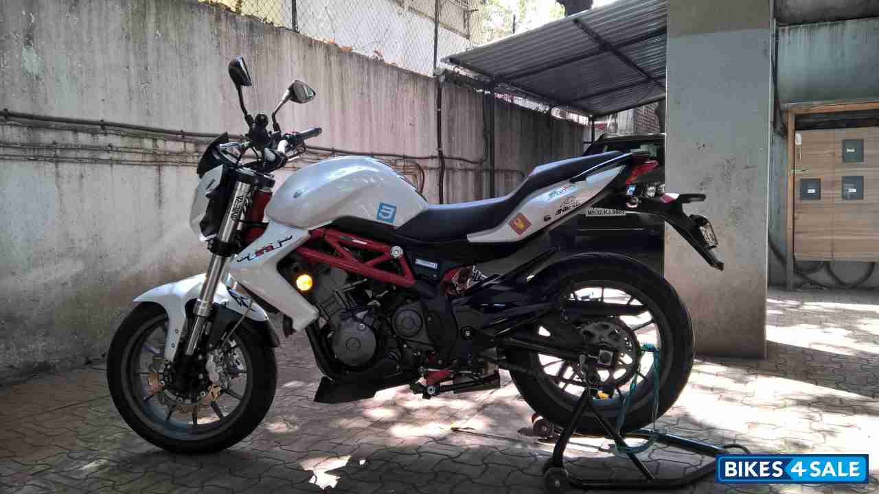 White Benelli TNT 300