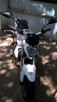 White Benelli TNT 300
