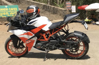 White KTM RC 200