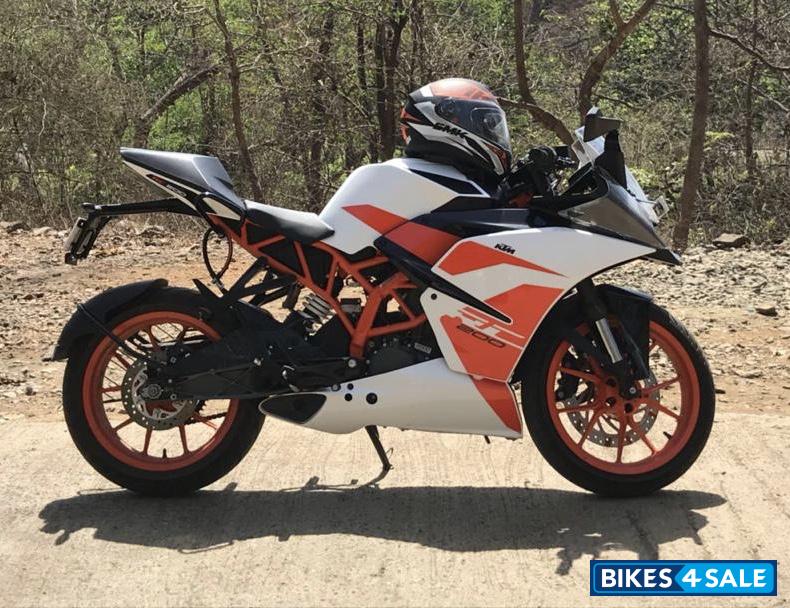 White KTM RC 200