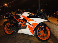 White KTM RC 200