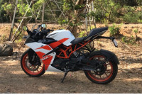 White KTM RC 200