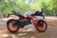 White KTM RC 200