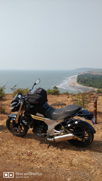 Black Mahindra Mojo