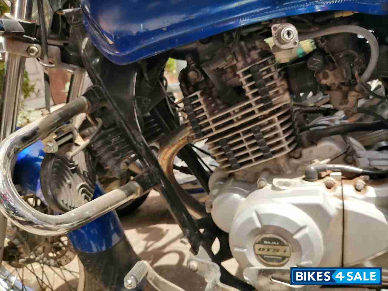 Blue Bajaj Avenger 200 DTS-i