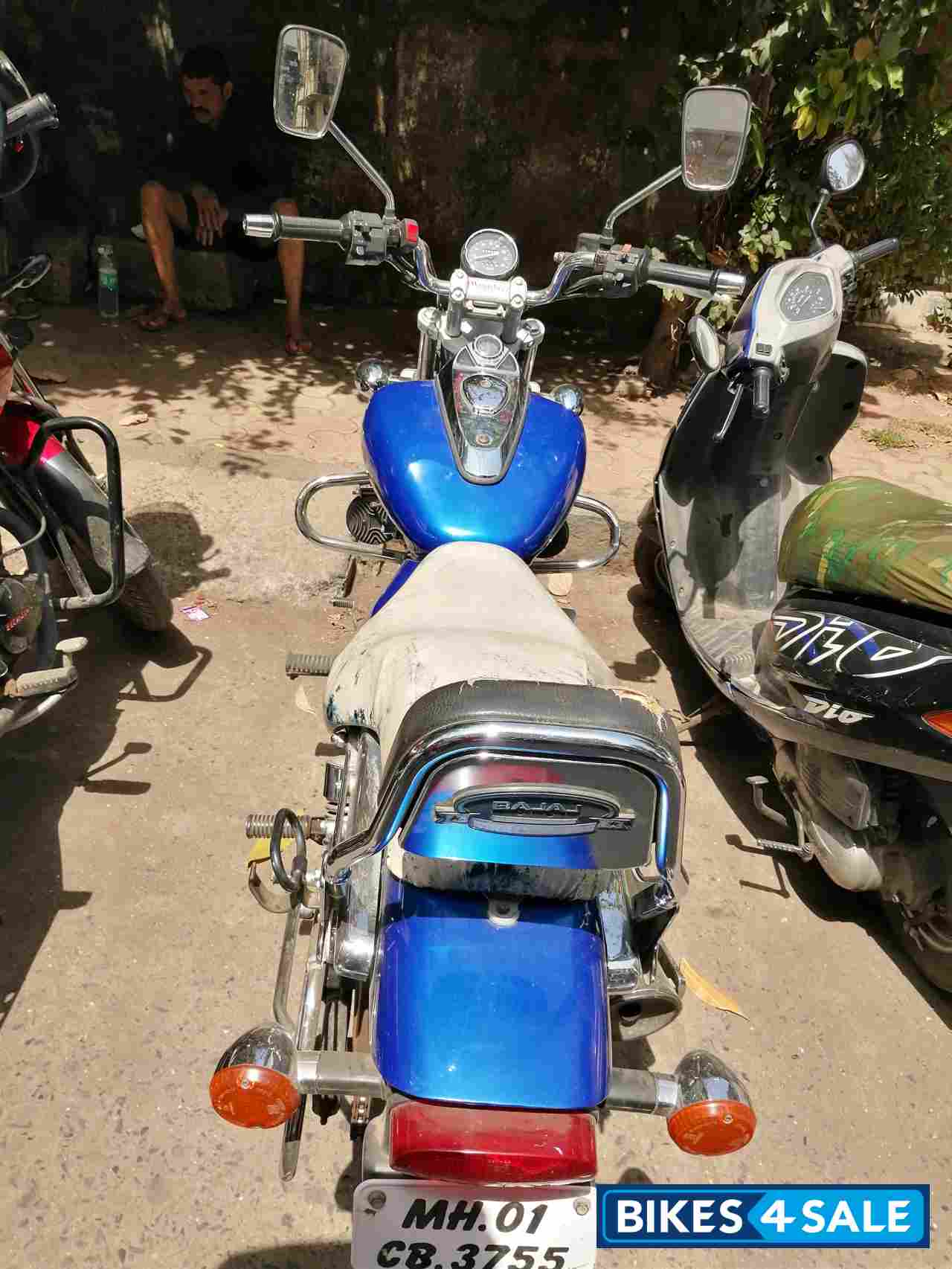 Blue Bajaj Avenger 200 DTS-i