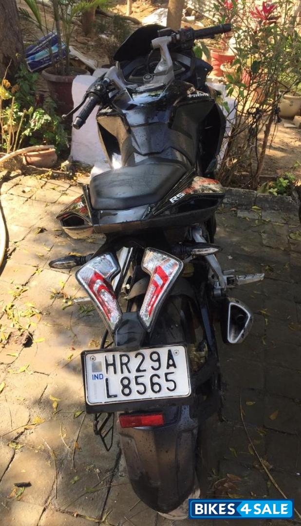 Black Bajaj Pulsar AS 200 Black Bajaj Pulsar AS 200