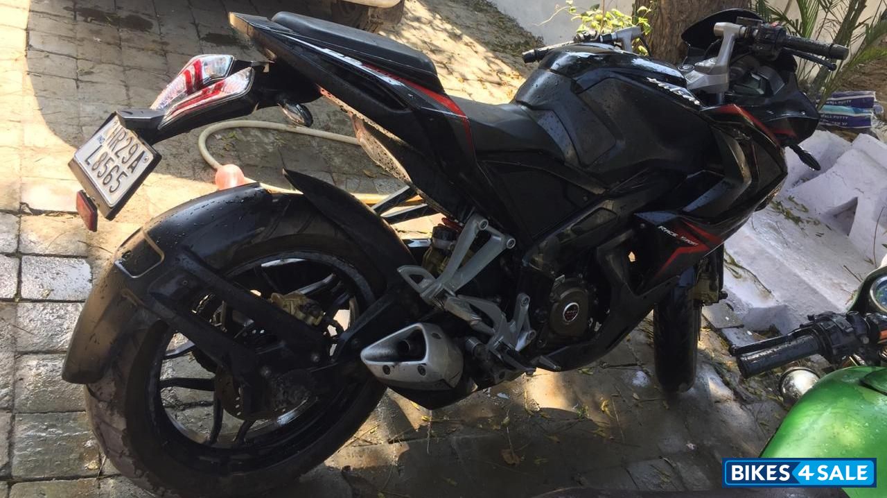 Black Bajaj Pulsar AS 200 Black Bajaj Pulsar AS 200