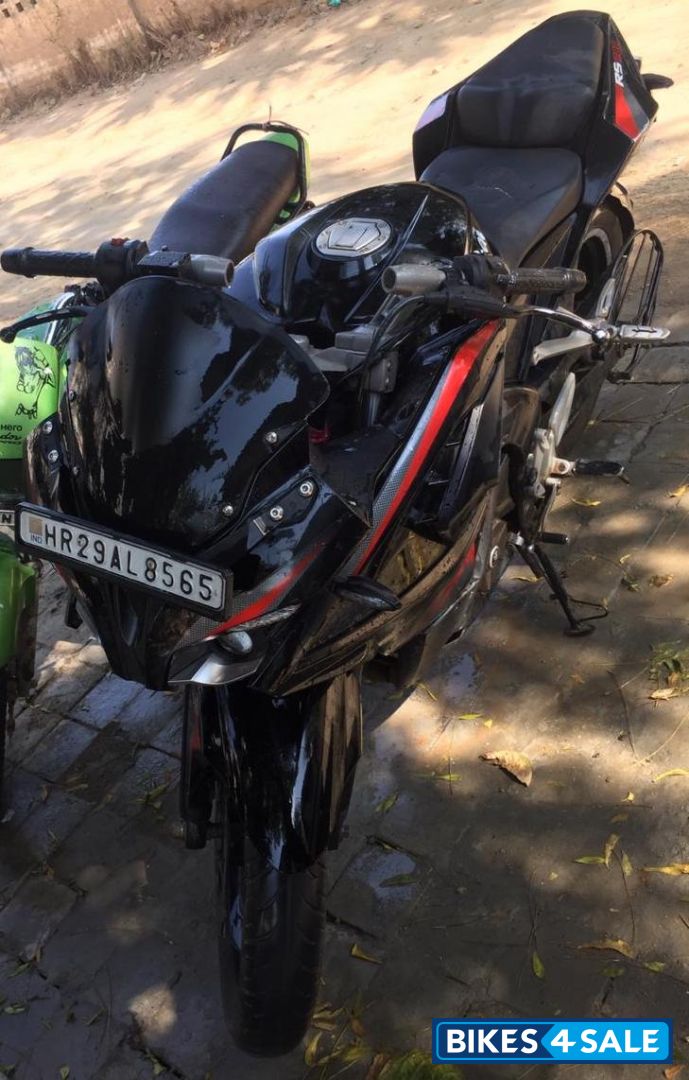 Black Bajaj Pulsar AS 200 Black Bajaj Pulsar AS 200