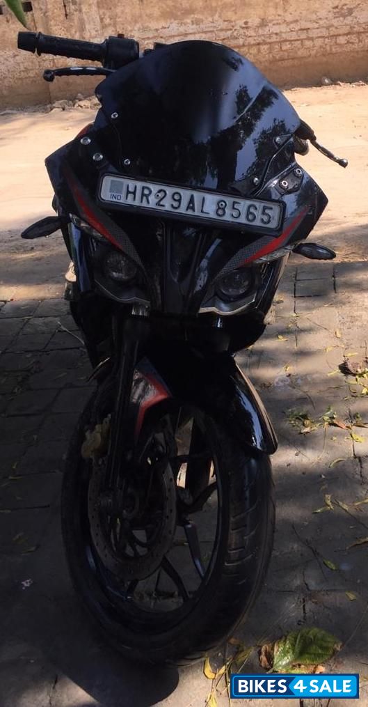 Black Bajaj Pulsar AS 200 Black Bajaj Pulsar AS 200