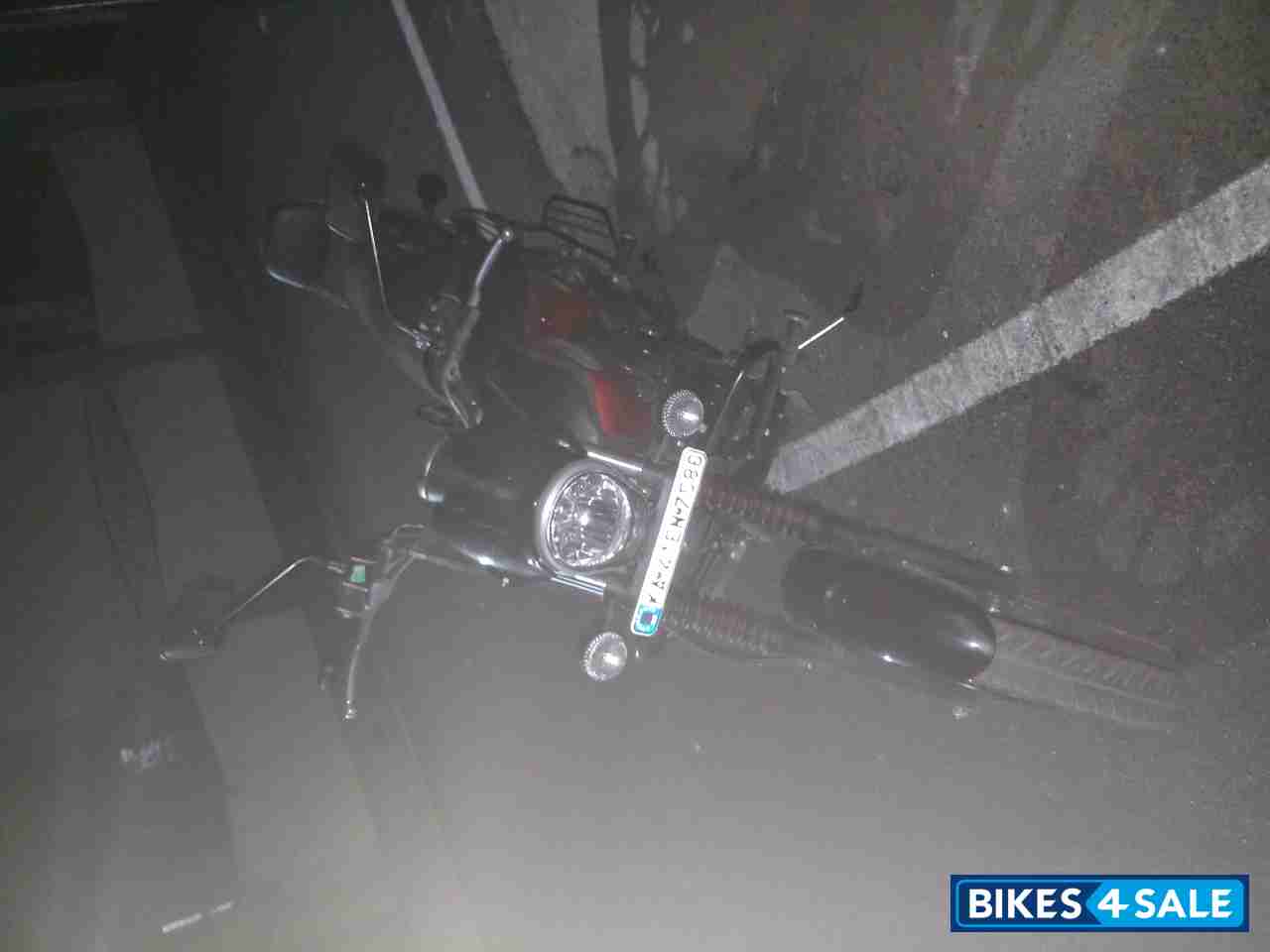 Red Bajaj Avenger 180 DTS-i