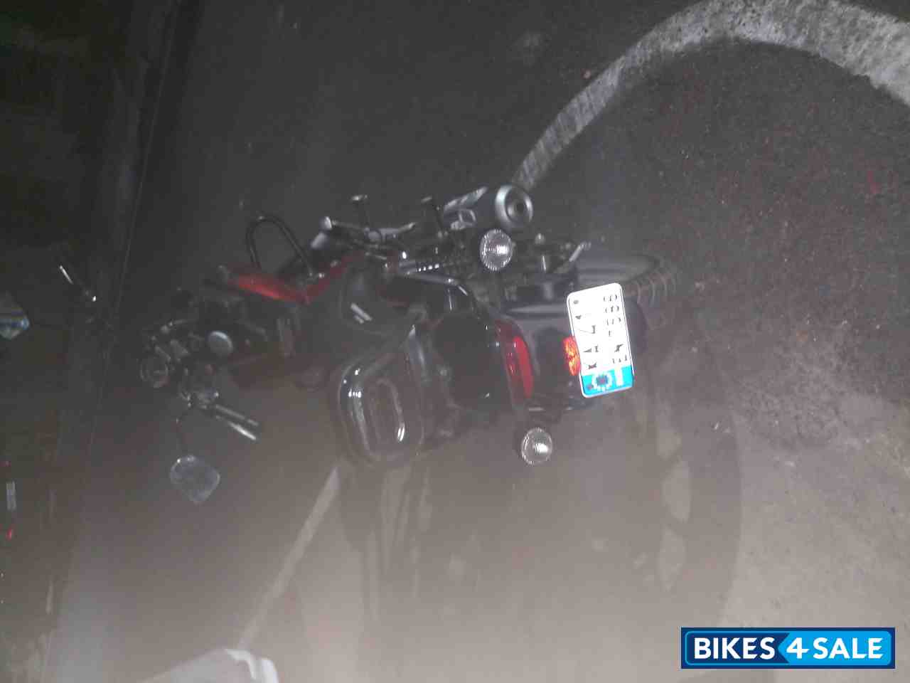 Red Bajaj Avenger 180 DTS-i