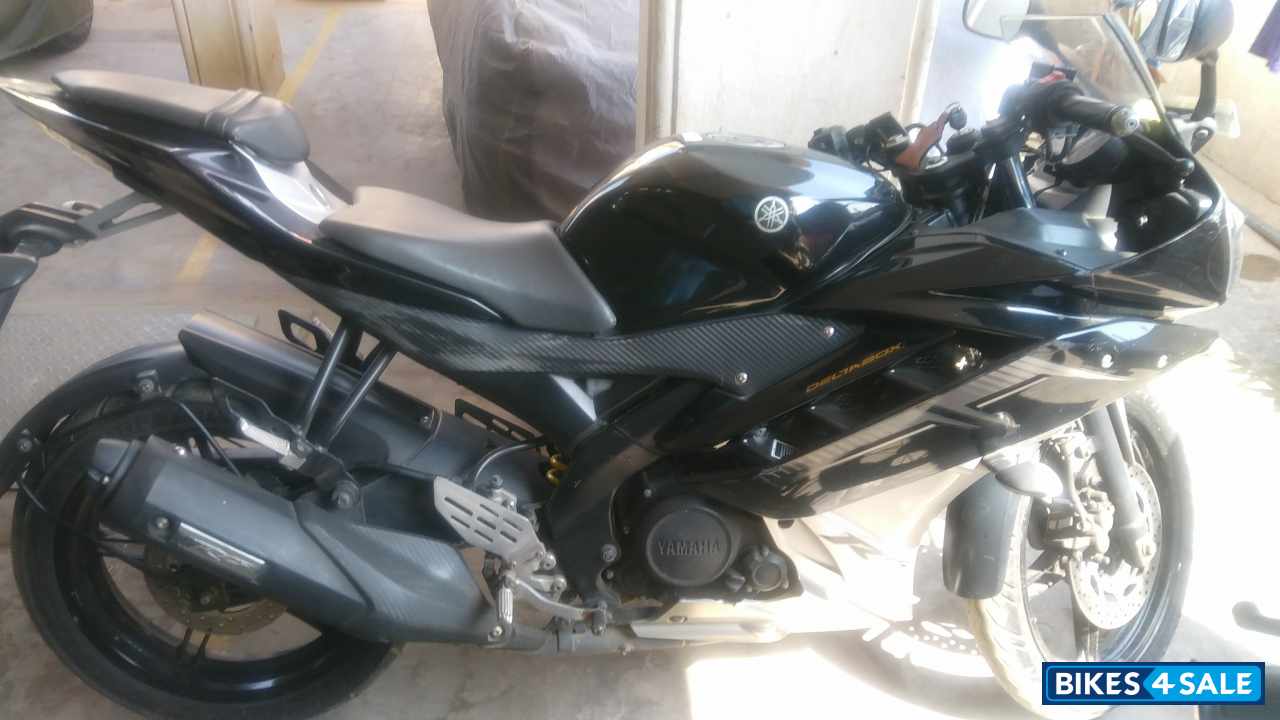 Black Yamaha YZF R15 V2