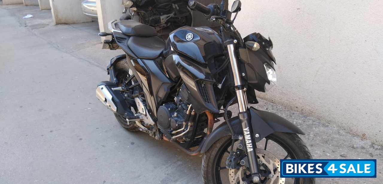Black Yamaha FZ25