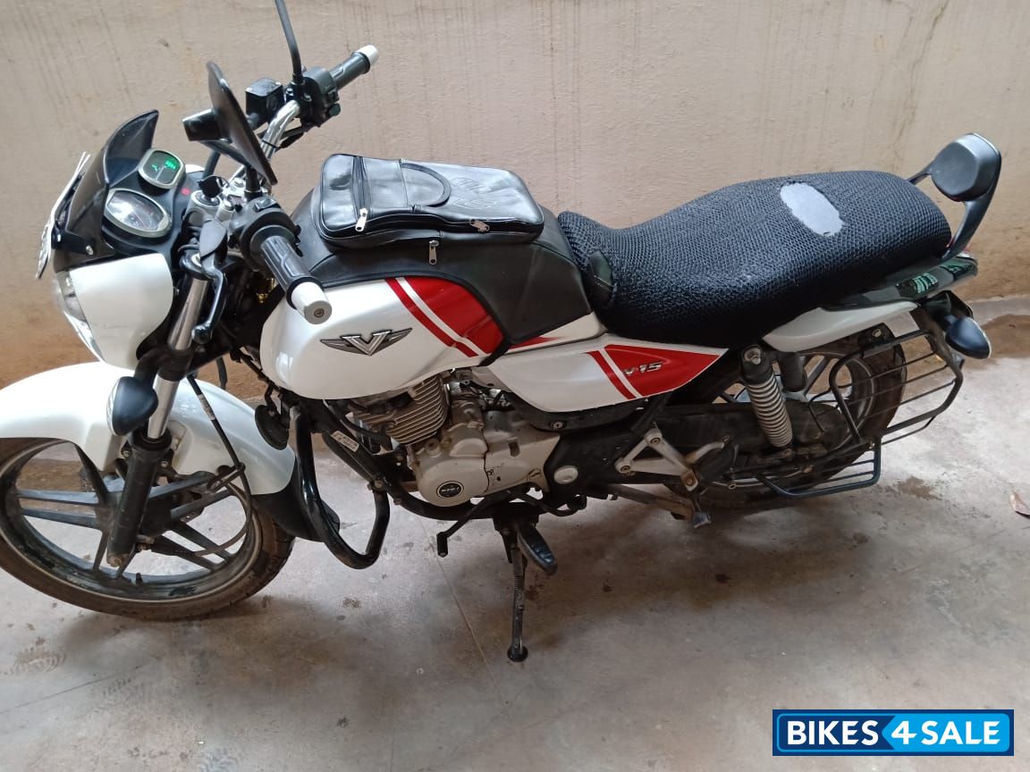 Bajaj V15
