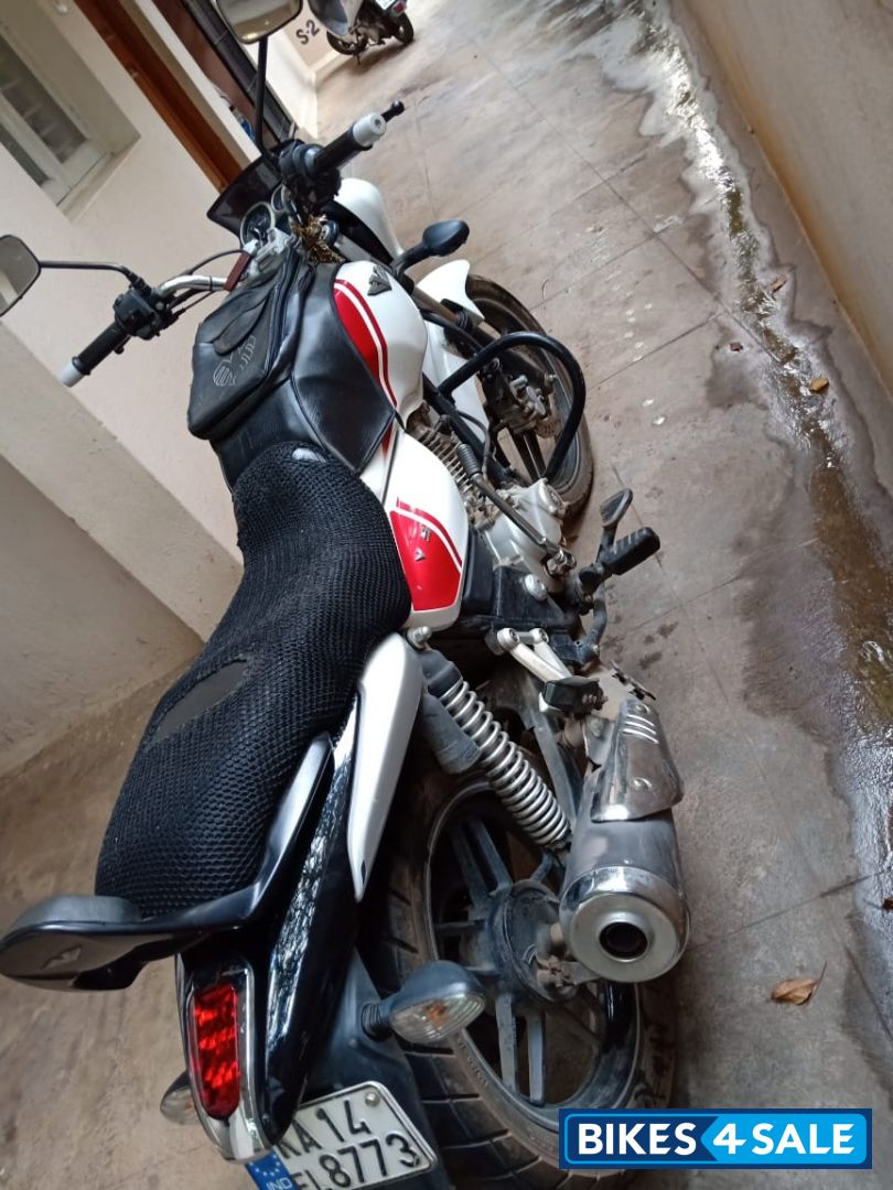 Bajaj V15